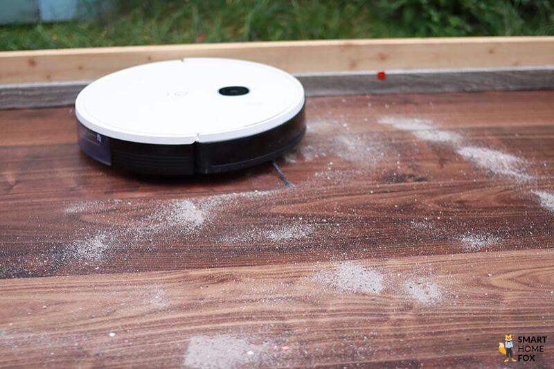 Yeedi Saugroboter reinigt im Test einen Laminatboden